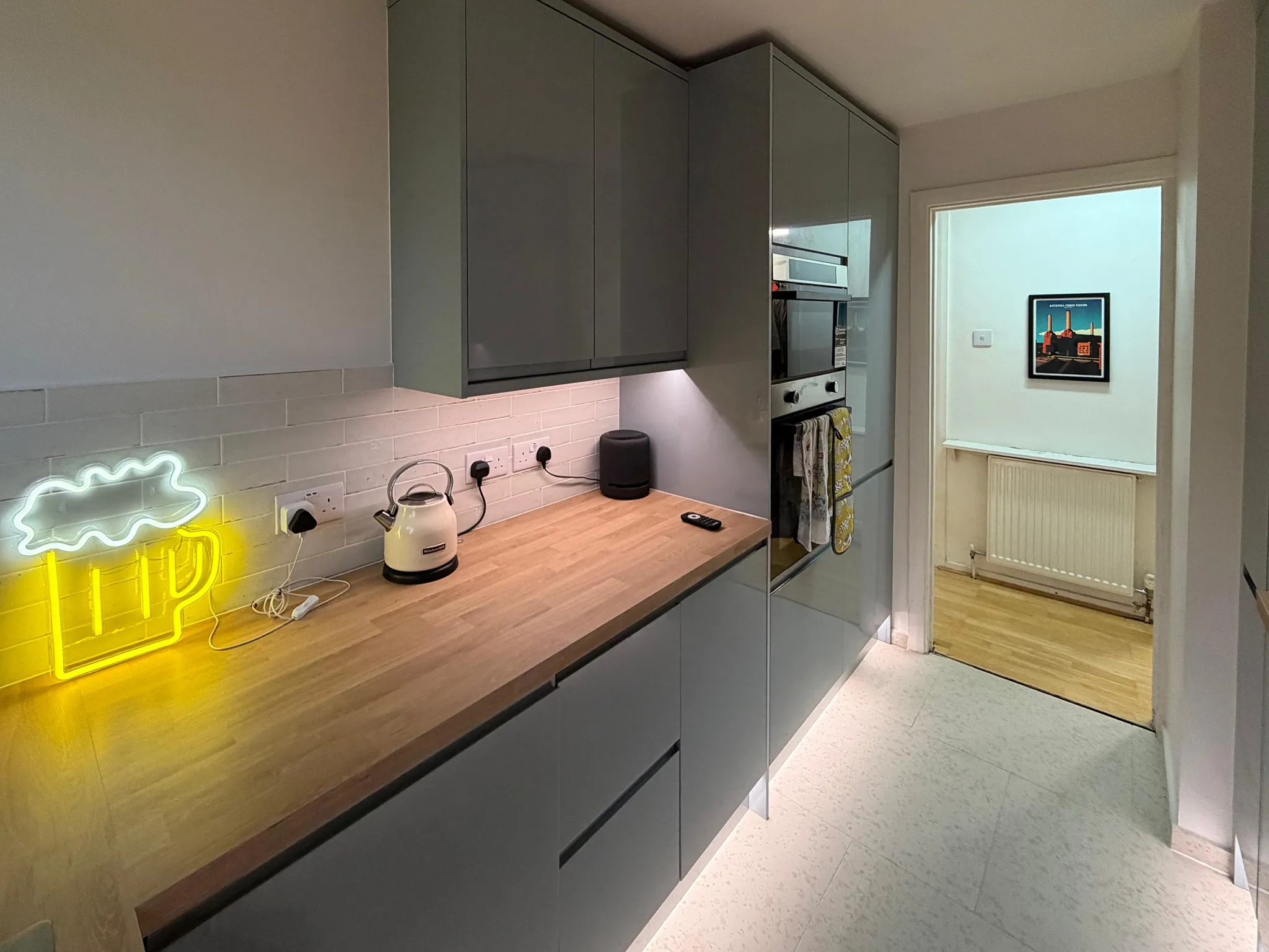 Handleless fitted kitchen units with warm LED under-cabinet lighting in Sutton Surrey
