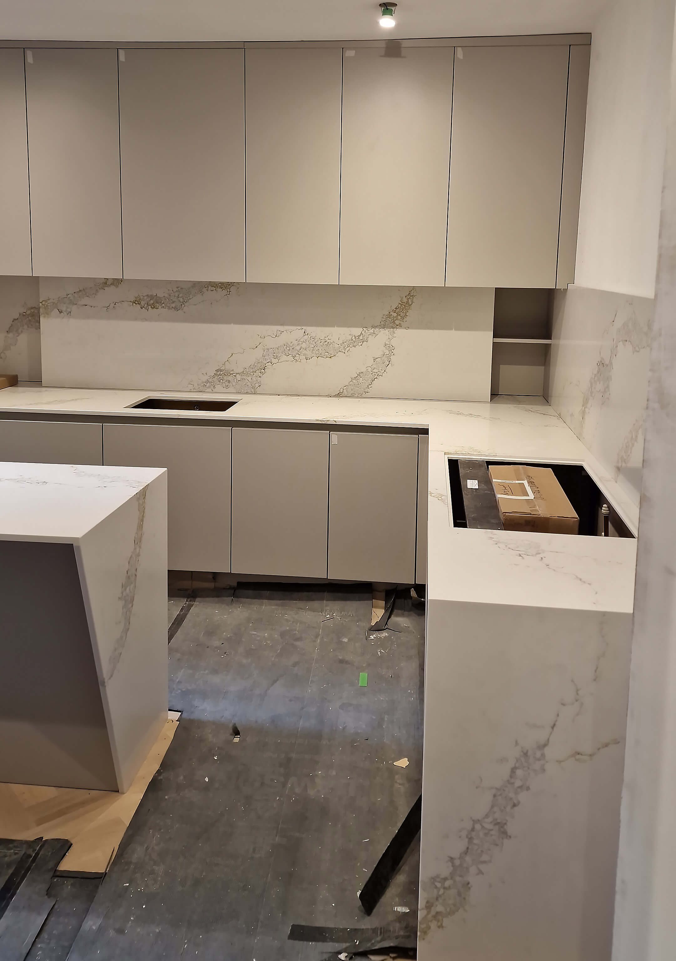 Fitted kitchen cabinetry with marble splashback, Chelsea SW10 Fitted kitchen cabinetry with a marble splashback in a Chelsea, SW10 apartment renovation