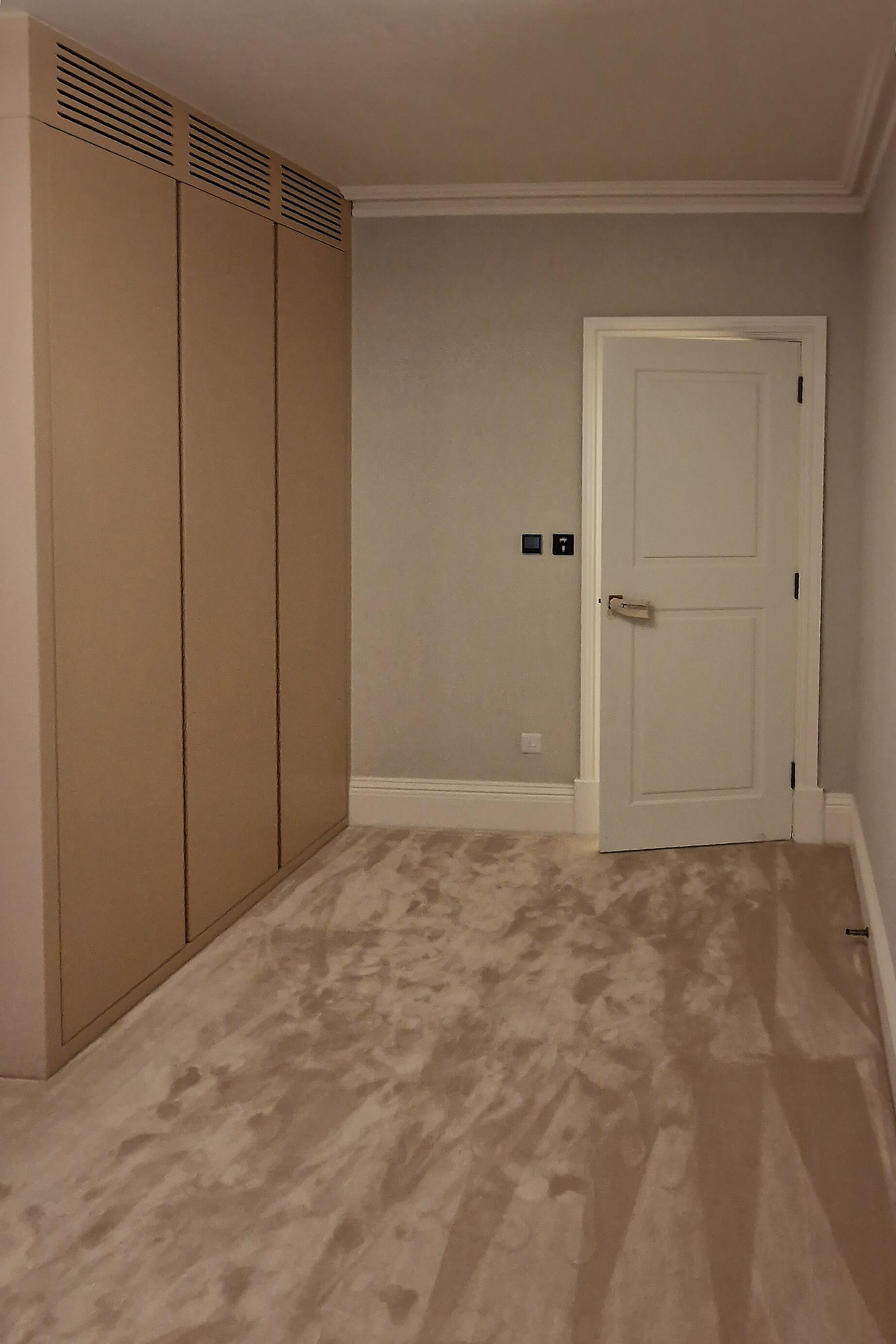 Fitted radiator cover and panelled joinery, Chelsea SW10 Fitted radiator cover and panelled joinery in a bedroom, Chelsea SW10