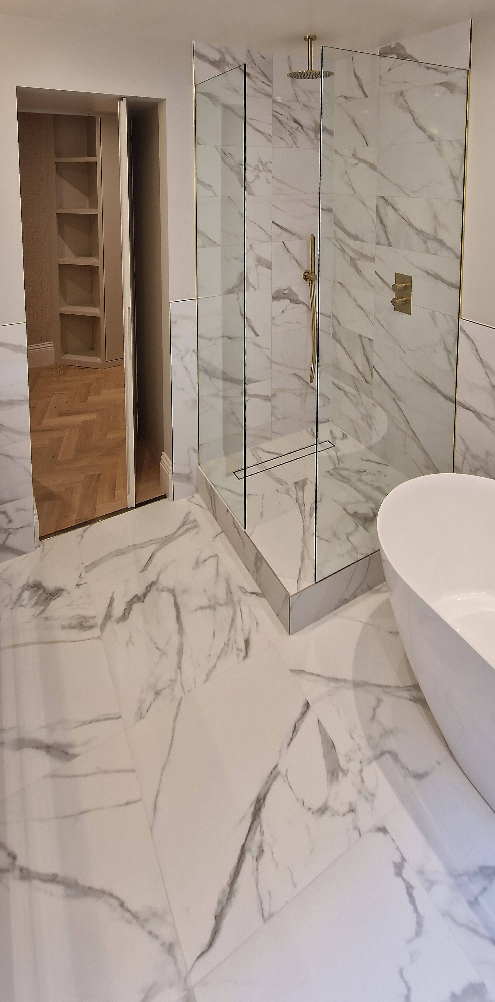Marble en-suite, Chelsea SW10 Marble en-suite with a walk-in shower and freestanding bath, Chelsea SW10