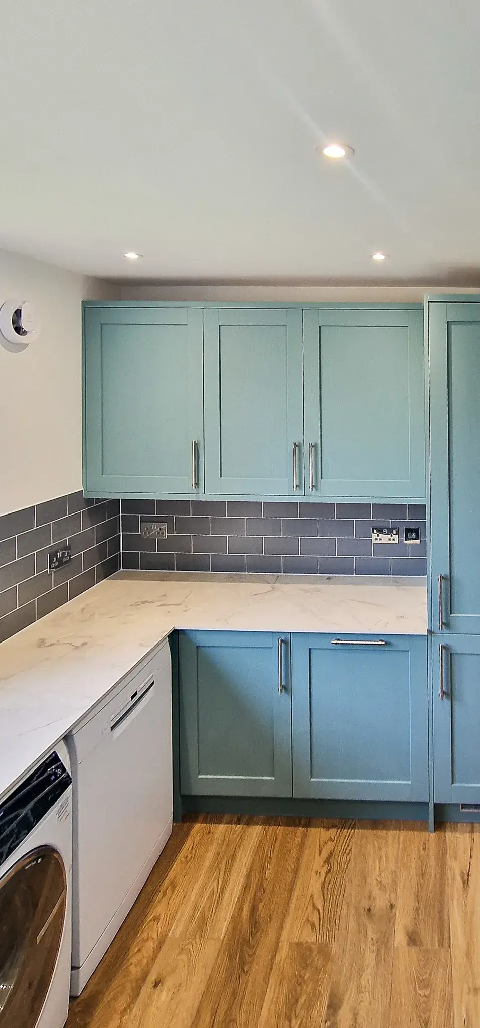 team installing kitchen balham