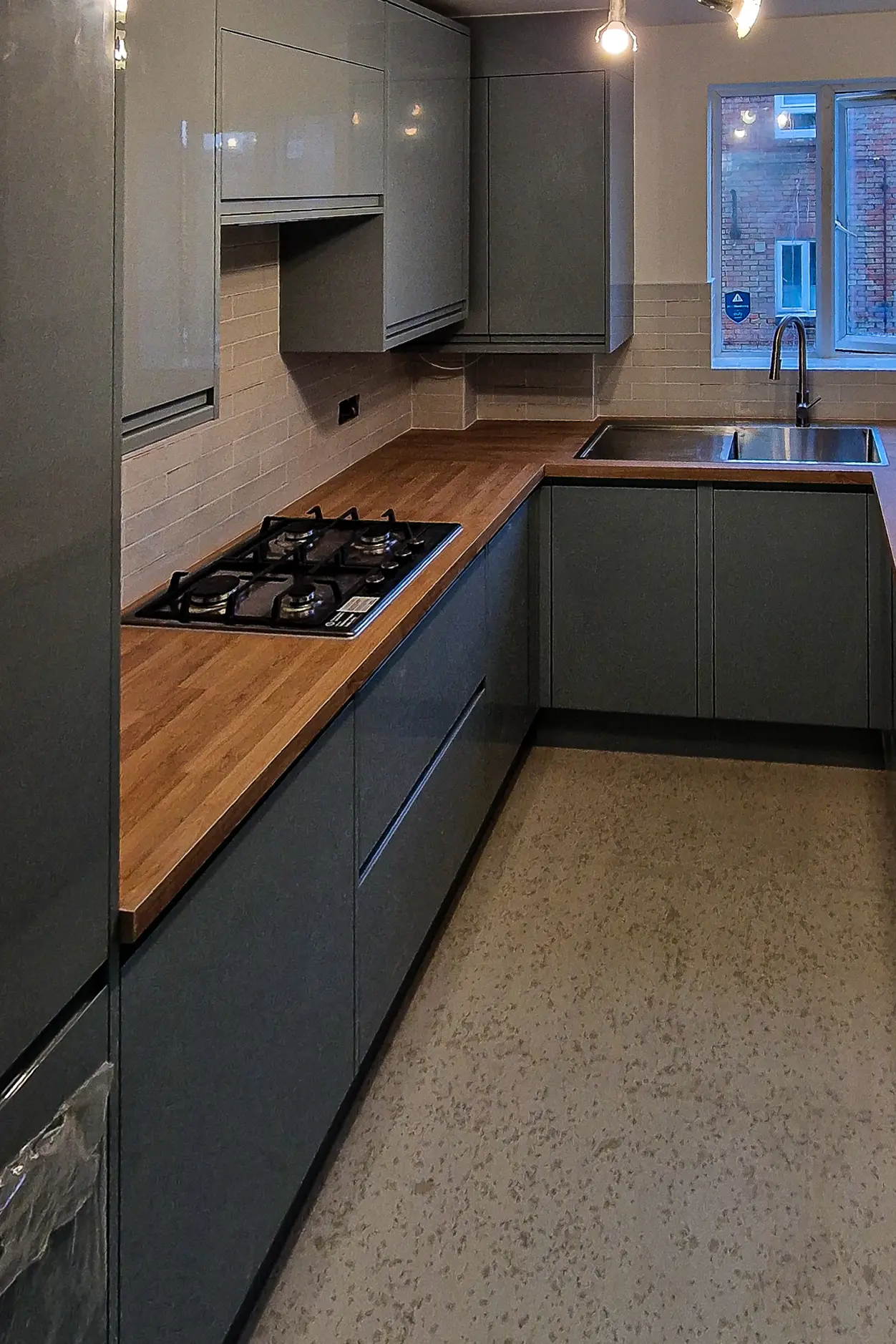 Howdens kitchen fitting - Surrey